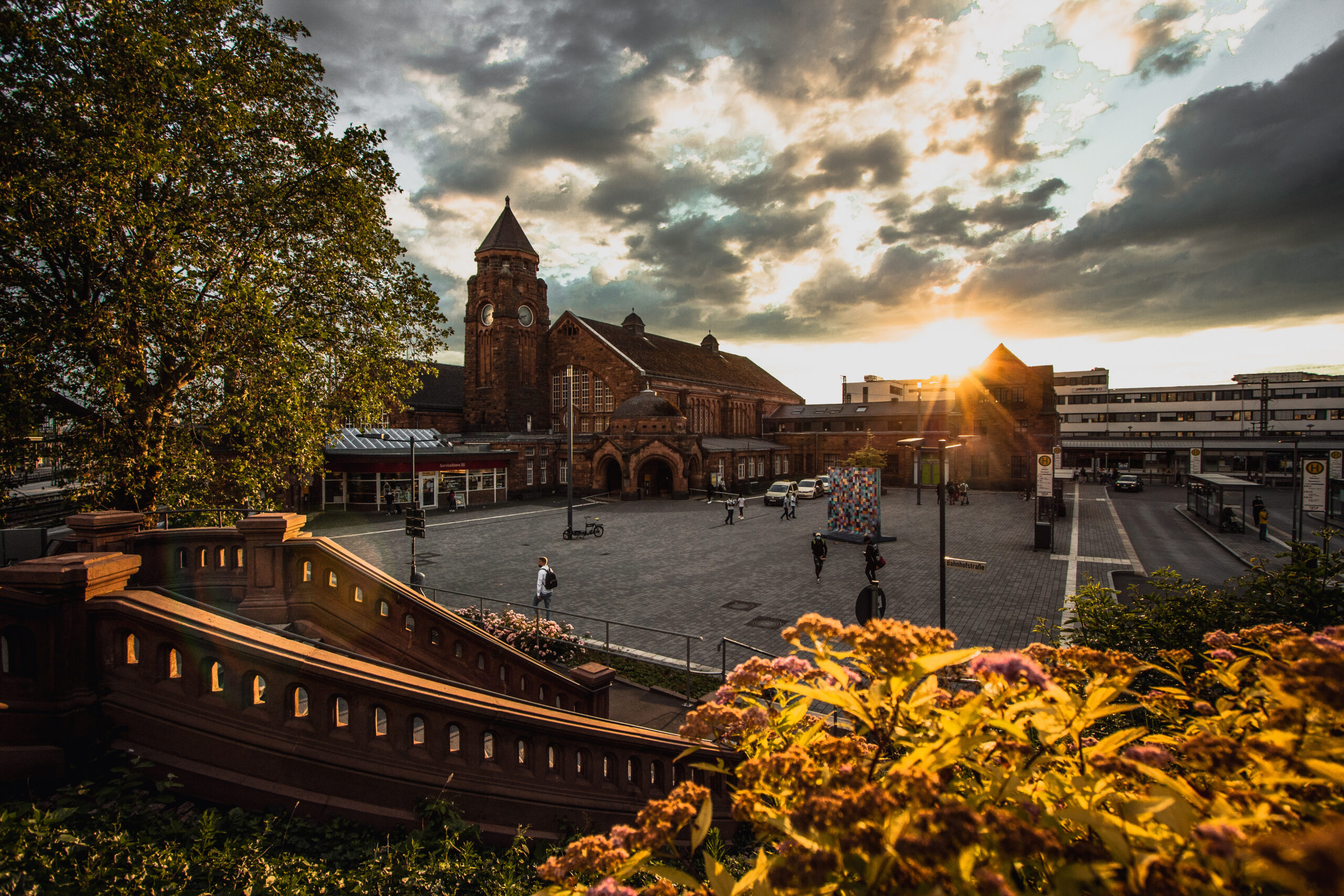 Ein Foto der Stadt Gießen welches den örtlichen Bahnhof zeigt.